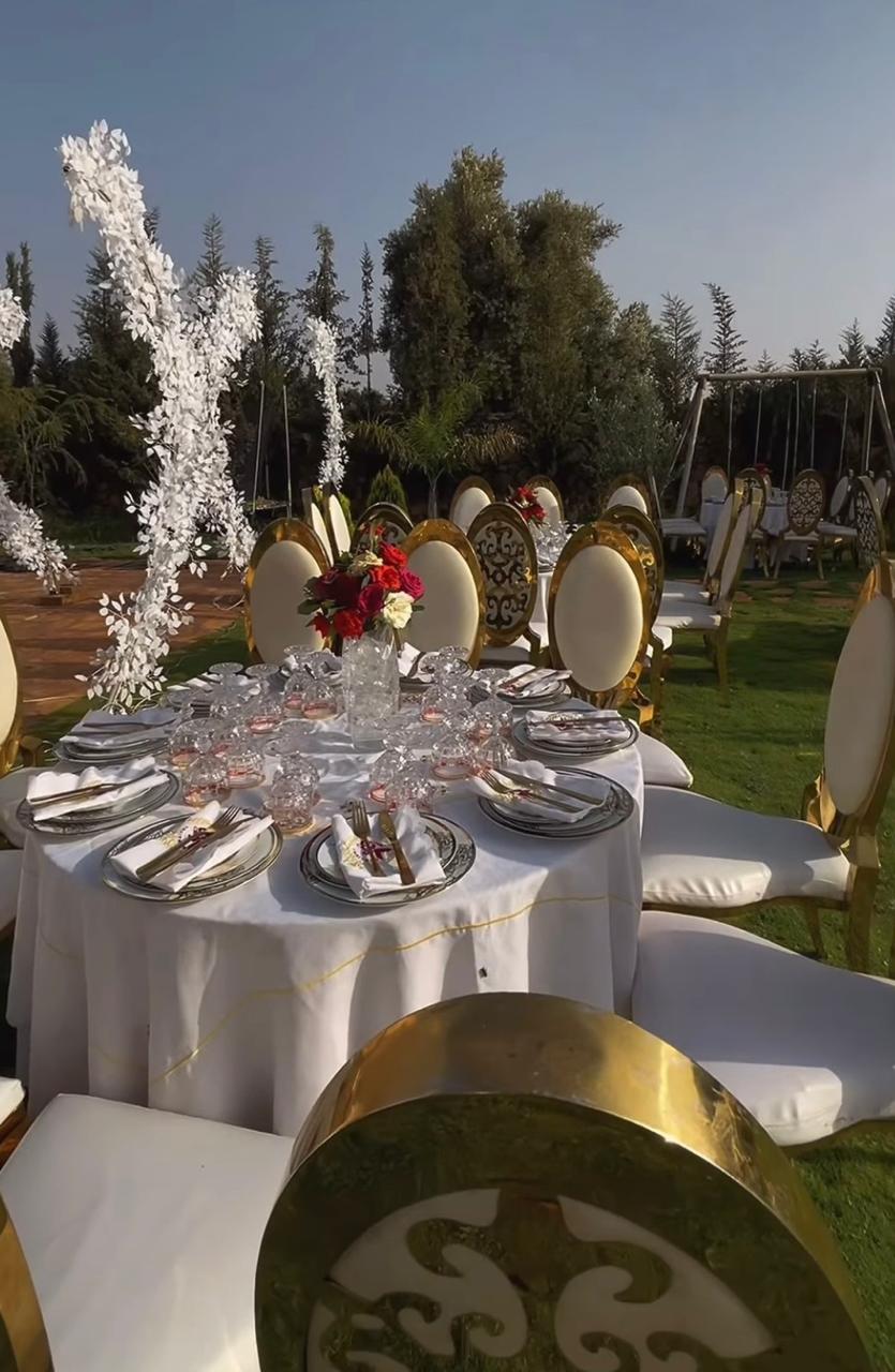 Table de banquet dressée en extérieur